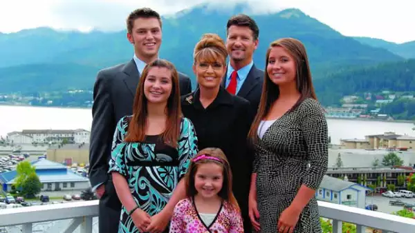 Track, Bristol, Willow, Piper son los hijos de la familia Palin.