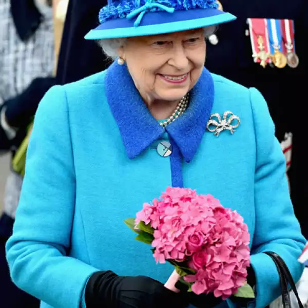 Ella llegó con un vestido azul y un sombrero del mismo color a la inauguración.