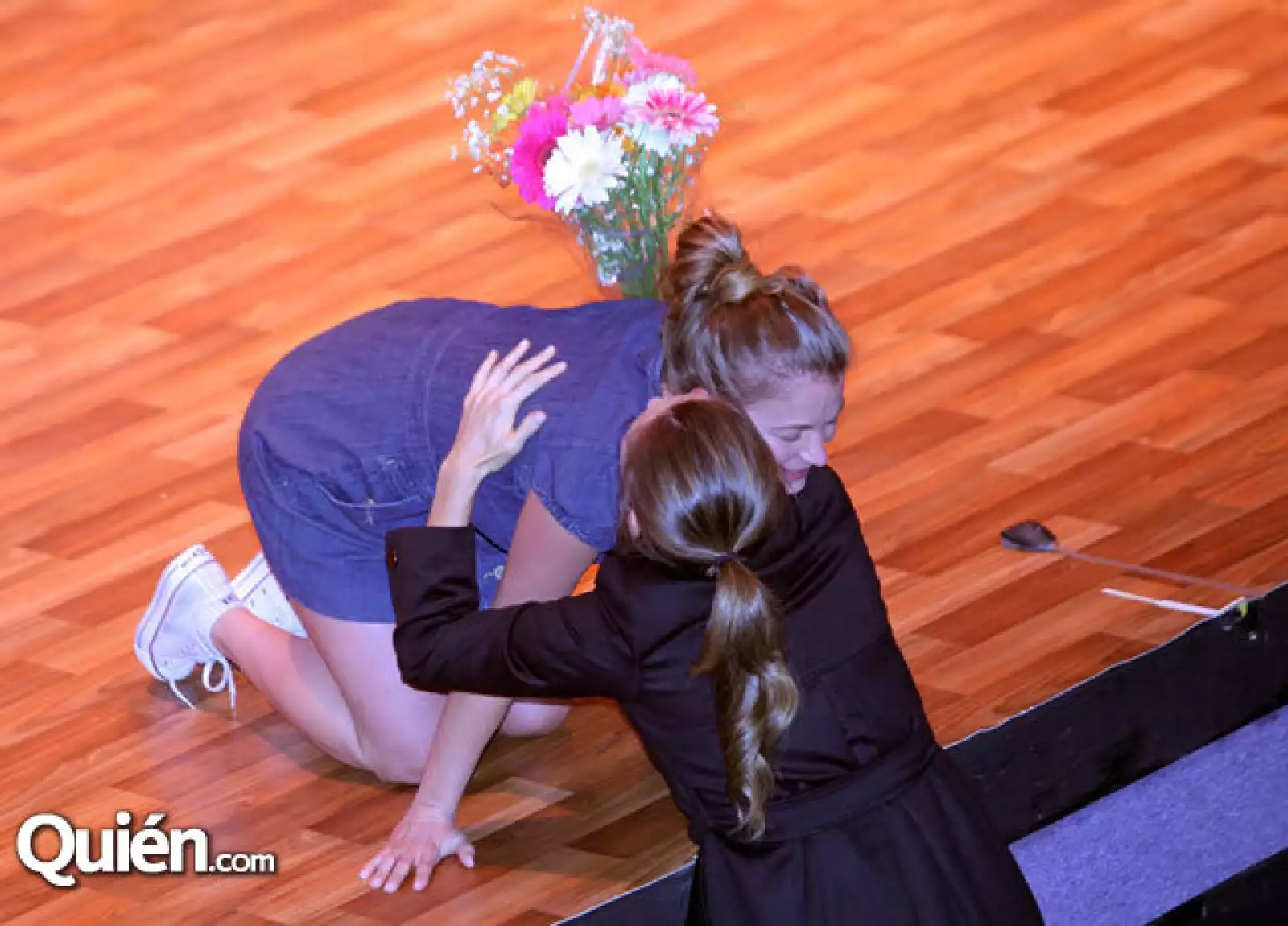 Ludwika recibe un ramo de flores de su hermana Dominika Paleta.