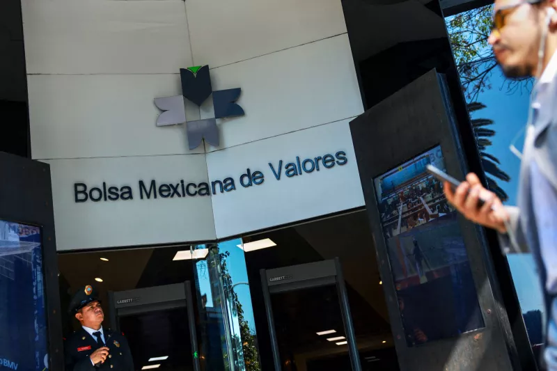 La BMV cayó este jueves; el peso cotiza estable