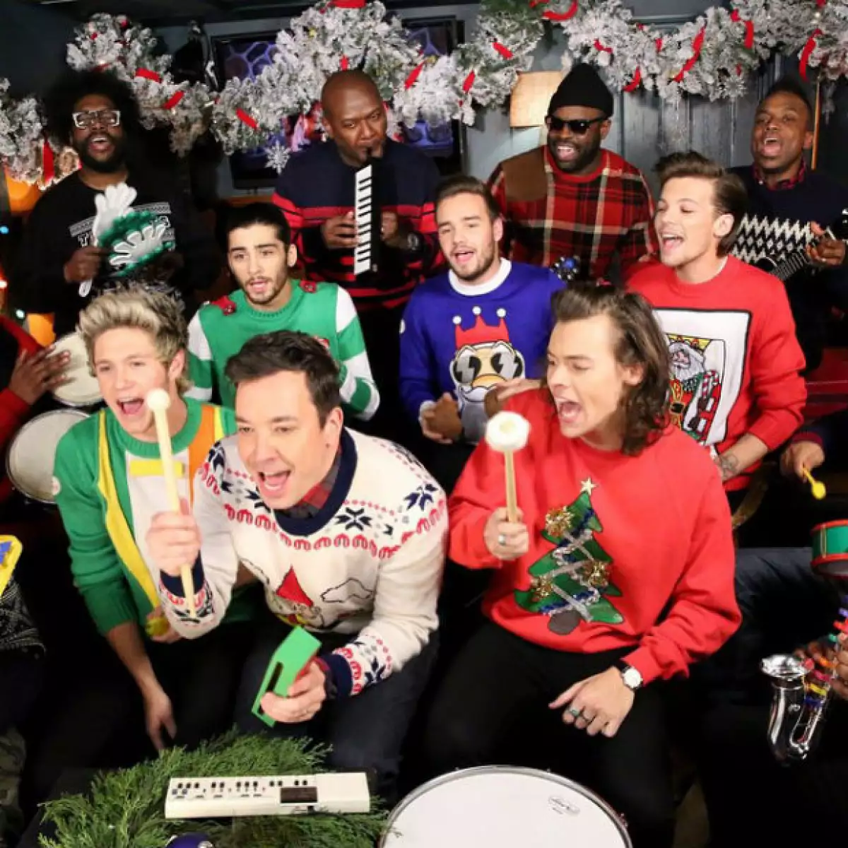 El presentador de televisión reunió a los cinco popstars para realizar su propia versión del clásico “Santa Claus is coming to town”, todo ello realizado con los instrumentos más básicos.