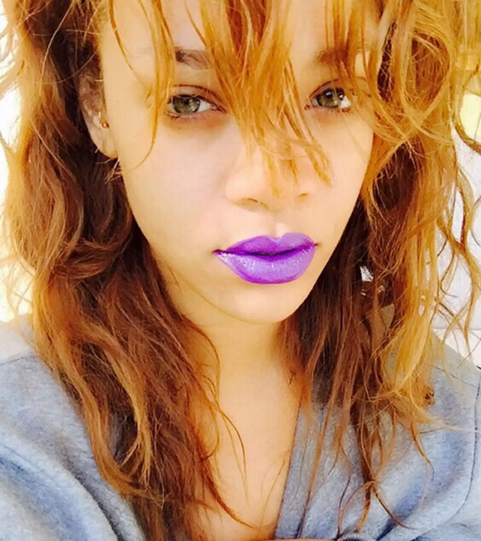 Rihanna compartió una foto de sus labios pintados de morado en Instagram.