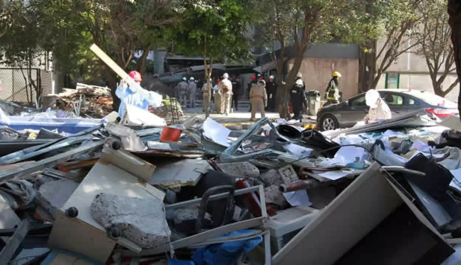 escombros explosion Pemex