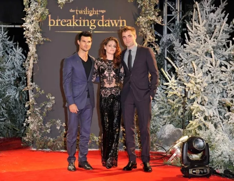 Hoy se llevó a cabo la premiere de “Crepúsculo” en Londres, donde la joven actriz de 22 años conquistó a sus fans por su traje transparente.