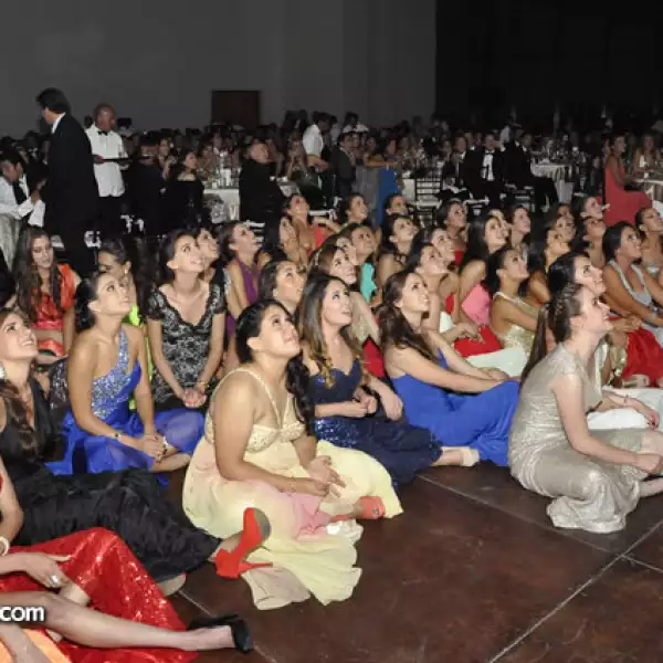 Las graduadas disfrutando del video