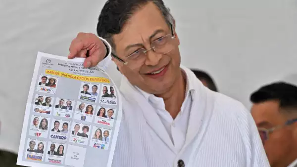 El presidente de Colombia, Gustavo Petro, se prepara para emitir su voto durante las elecciones presidenciales en un colegio electoral de Bogotá el 31 de mayo de 2026.