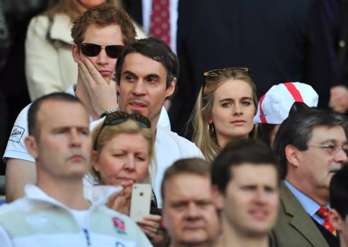 Es la tercera vez en la semana que el hijo menor de Diana de Gales y su novia, Cressida Bonas son captados juntos. Esta vez no por compromiso sino por placer.
