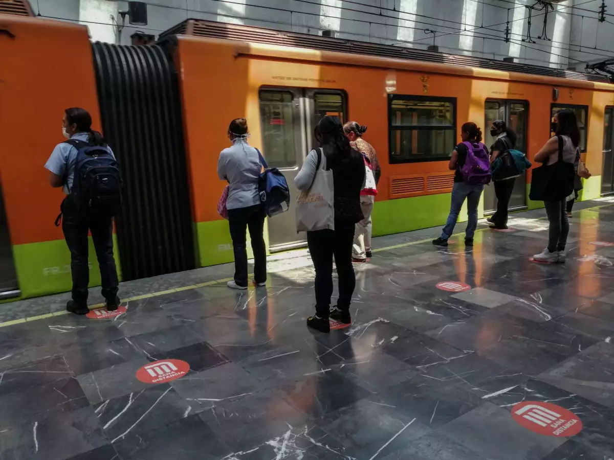 Miles de personas usan diariamente el transporte público Metro, con el anuncio del cambio de semaforo rojo a naranja se ha permitido un regreso a las actividades de manera más organizada