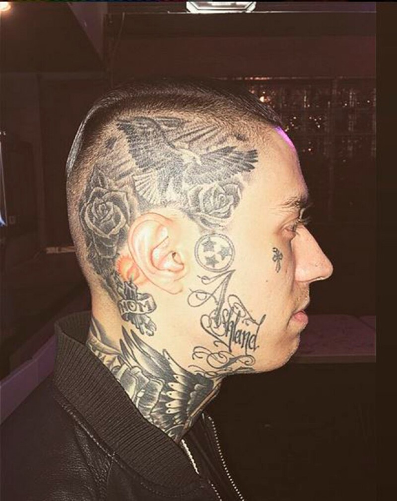 Trace también tiene tatuajes en la cabeza y la cara.