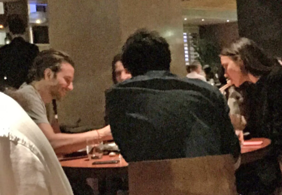 Después, la pareja fue captada cenando en el restaurante Novikov, donde aparentemente estuvieron acompañados de unas amistades.