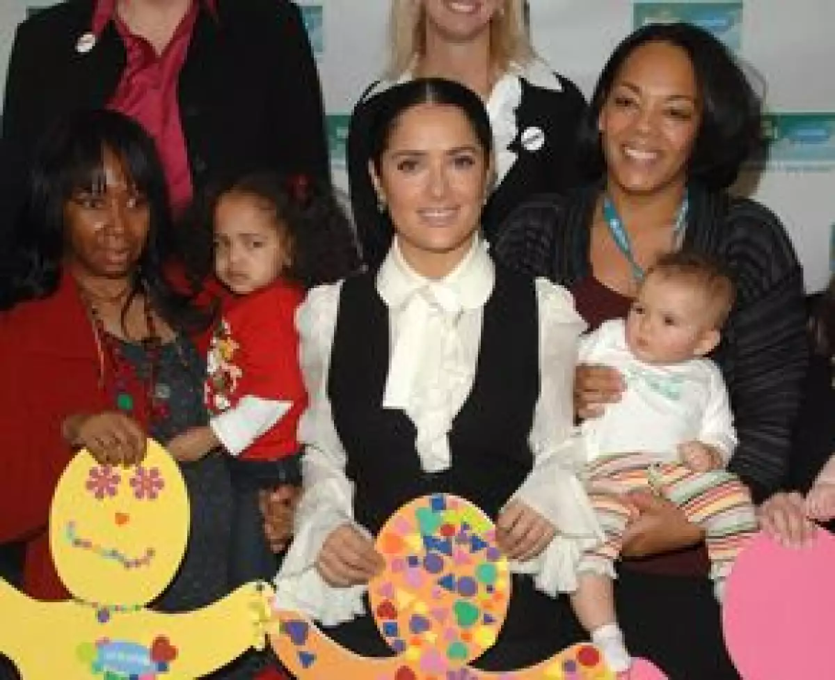 La actriz mexicana y la organización arrancan la segunda fase de la campaña Un paquete = una vacuna, que en EU y Canadá recauda fondos para erradicar el tétanos materno y neonatal.