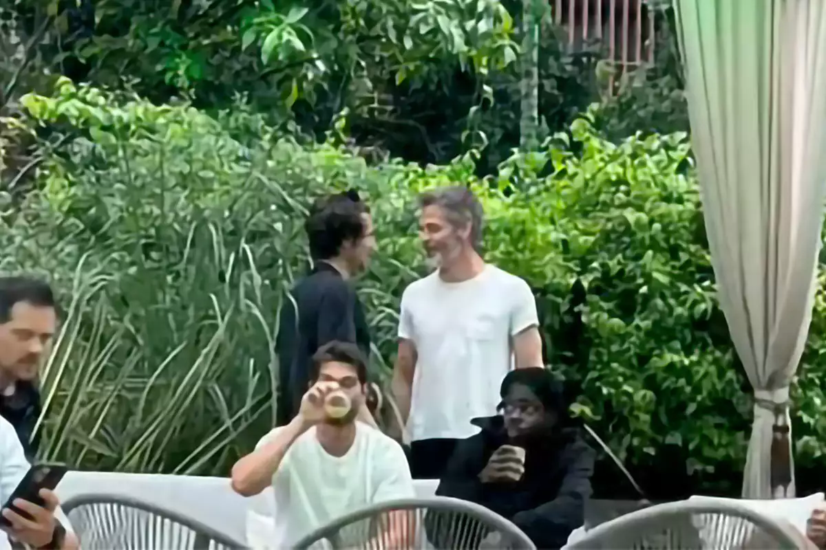 Harry Styles y Chris Pine abrazándose en Brasil