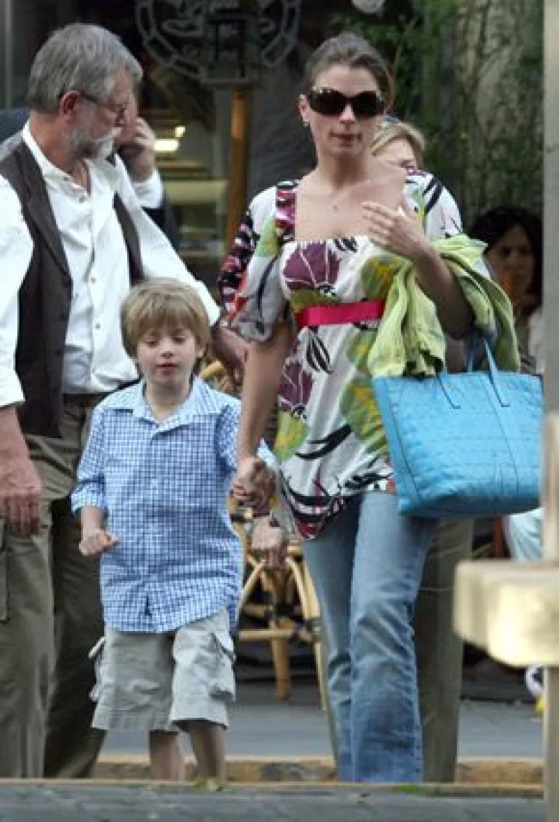 El pequeño desea seguir los pasos de sus padres, pero su mamá lo ha condicionado a que cumpla con sus obligaciones escolares y estudie actuación.