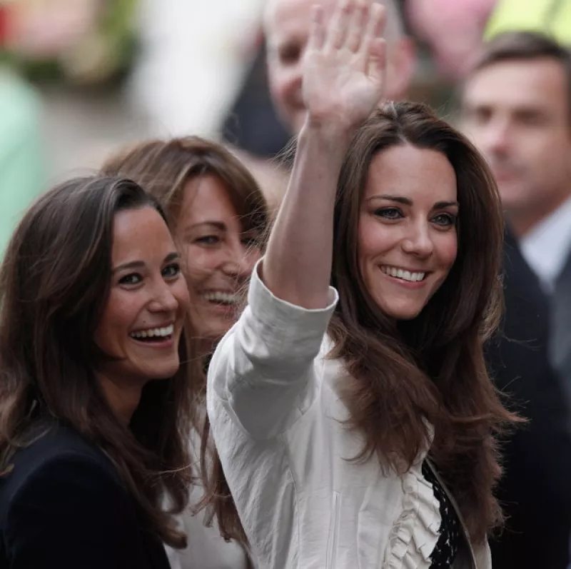 Medios aseguran que la sobreprotección de la madre de la duquesa de Cambridge sobre ella y su hermana Pippa es evidente.