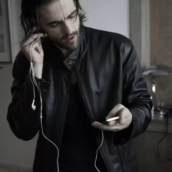 Estas son las canciones que no pueden faltar en el IPod de Antonio: Boogie Street, de Leonard Cohen; High and Dry, de Radiohead, Feel, de Robbie Williams y Las Flores, de Café Tacvba.