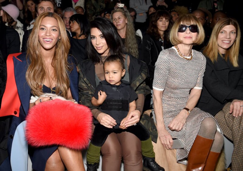 A la pequeña Nori no pareció importarle que se encontraba en medio de grandes personalidades, como Anna Wintour y Beyoncé.