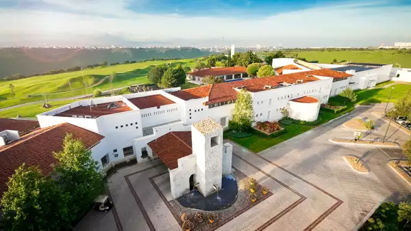 Desarrollo residencial rodeado 