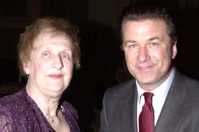 Alec Baldwin y su mamá 