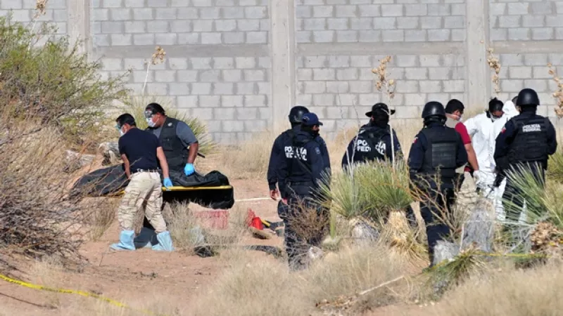 Peritos trasladan los cuerpos de hombres desaparecidos