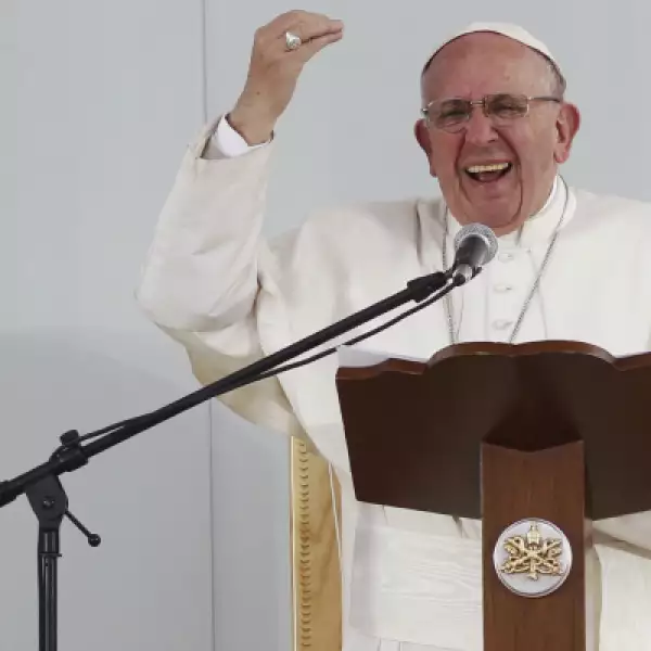 En un encuentro con jóvenes el papa dijo que es mentira que ser joven signifique dar la vida al narcotráfico.