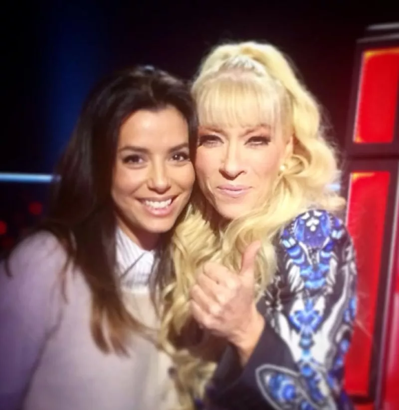 La actriz se encuentra en México, seguramente con Pepe Bastón, por lo que aprovechó el viaje para saludar a su viejo y también guapo amigo en el set de grabación de su programa.