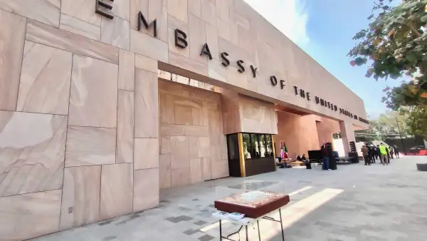 Recorrido por las instalaciones de la "Nueva embajada de Estados Unidos en Mexico" ubicada en la colonia Irrigación de la colonia Miguel Hidalgo. El recinto de siete niveles albergará 81 ventanas consulares, el Centro Benjamín Franklin y contará con un sistema de paneles solares para su alimentación eléctrica.