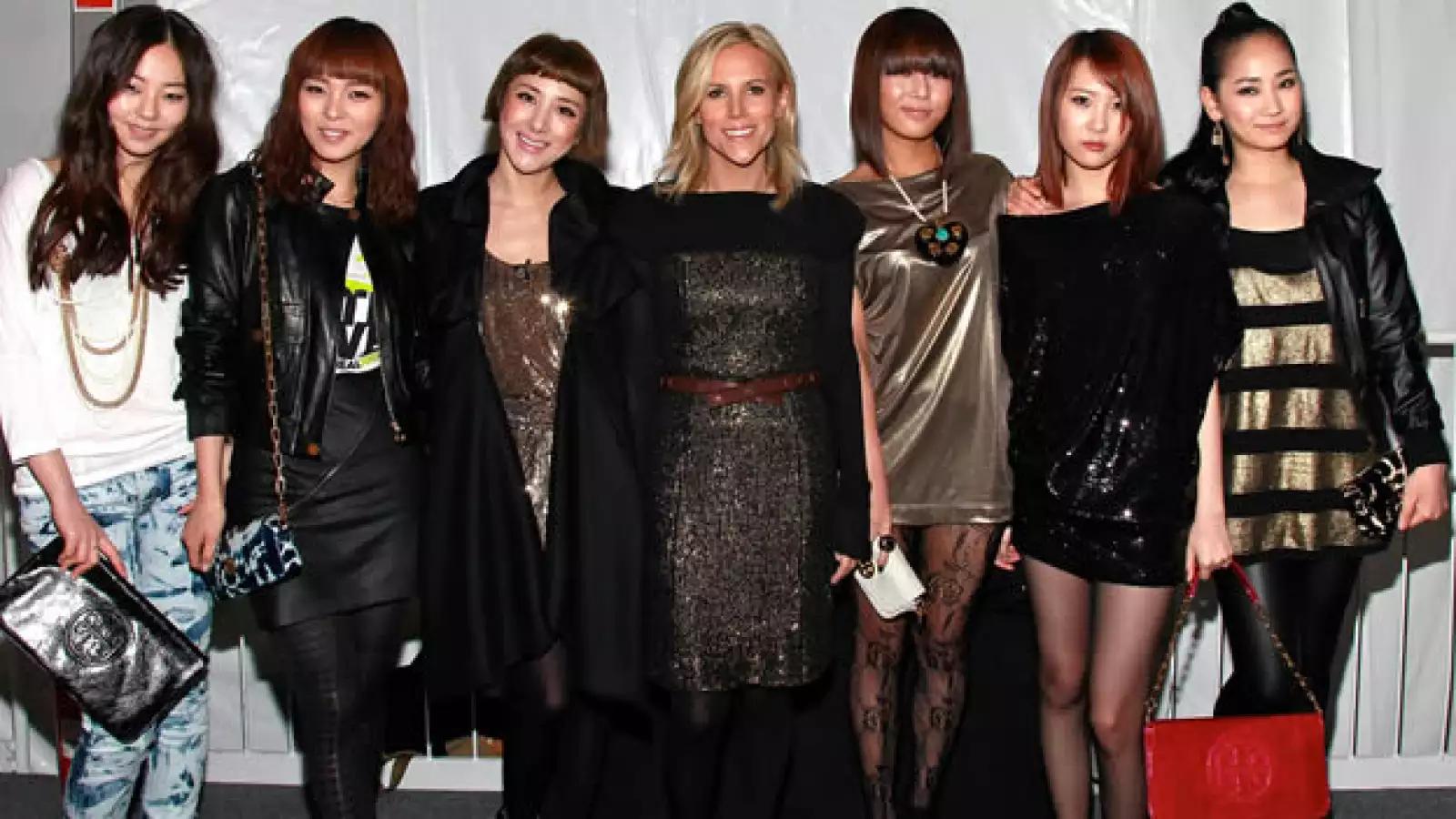 tory burch posa frente a sus modelos