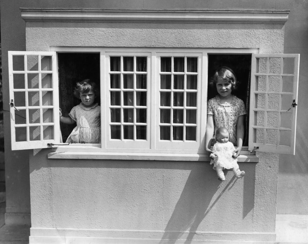 La reina Isabel y su hermana menor, la princesa Margaret