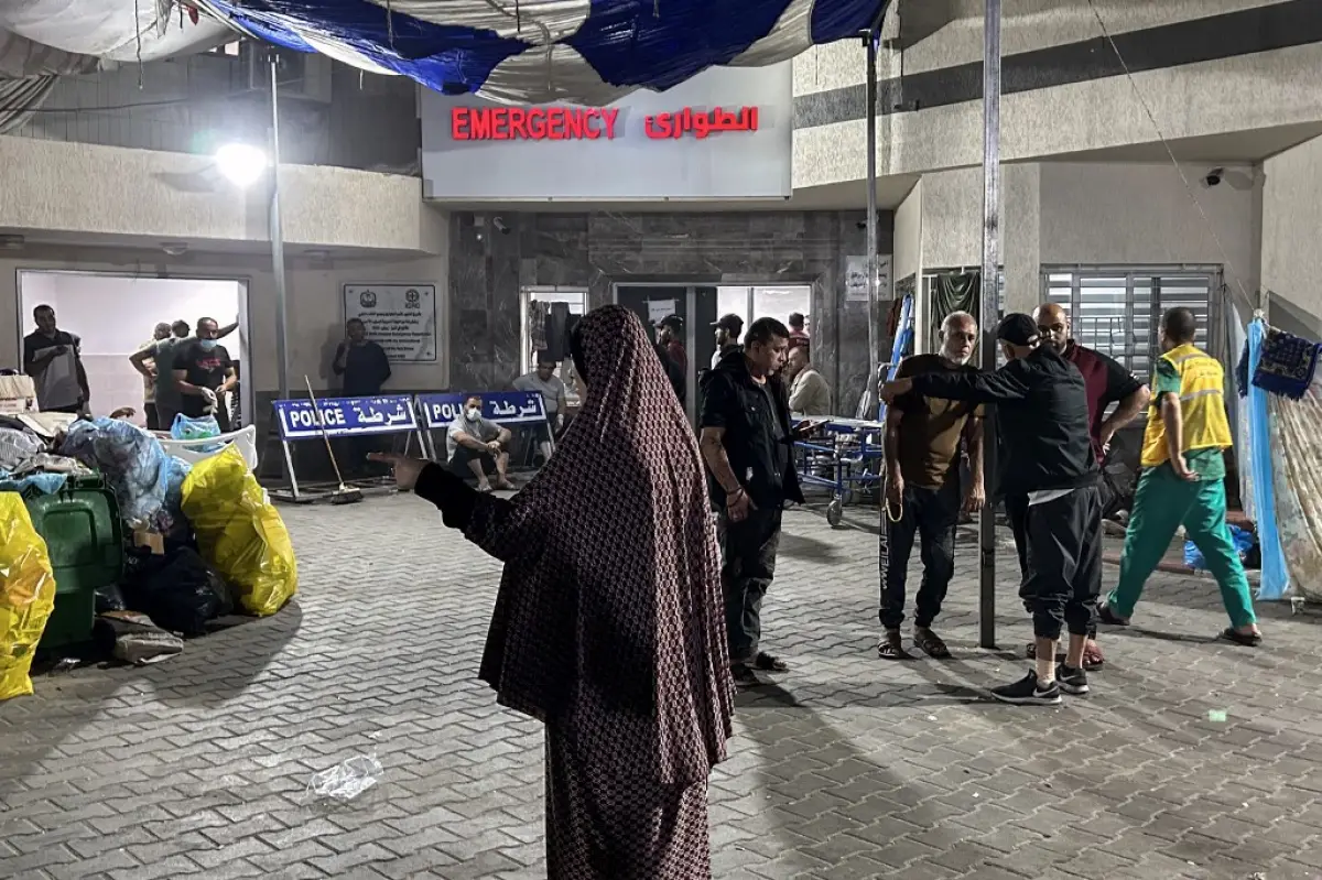 La gente se encuentra fuera de la sala de emergencias del hospital Al-Shifa en la ciudad de Gaza el 10 de noviembre de 2023, en medio de las batallas en curso entre Israel y el movimiento palestino Hamas.
