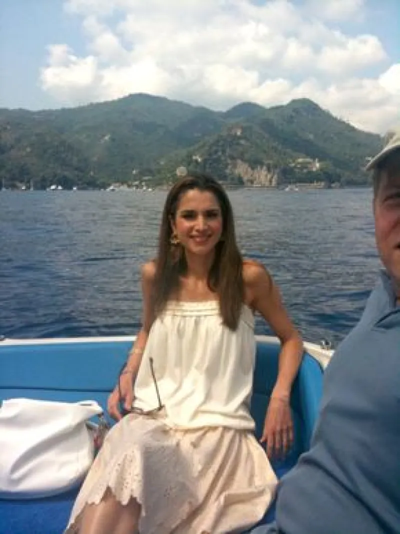 La reina hizo públicas un par de fotografías en donde deja a un lado su imagen oficial para mostrarnos parte de su vida privada, durante sus vacaciones.