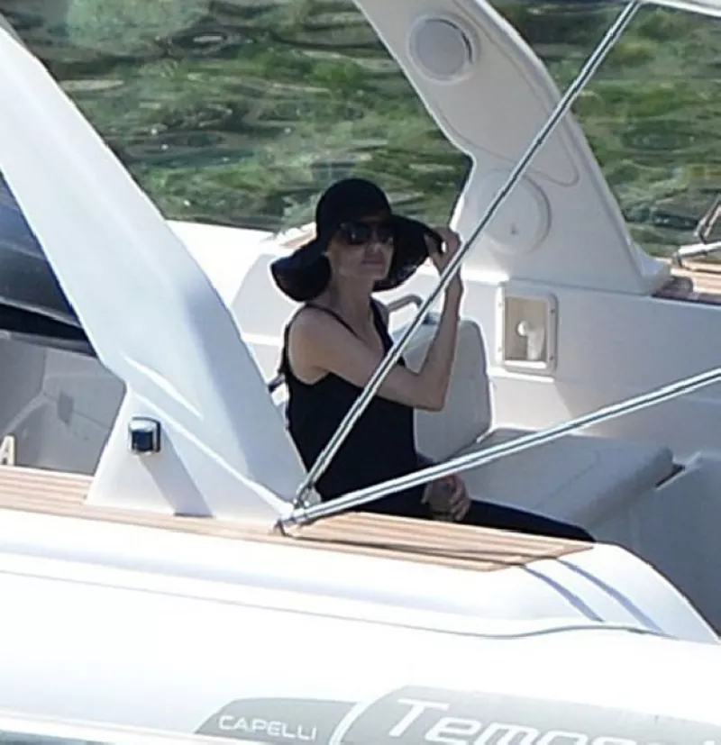 La actriz presumió su anillo de casada por la costa mediterránea, de vuelta al trabajo a solo unos días de su boda con el actor, con quien próximamente grabará escenas de una romántica película.