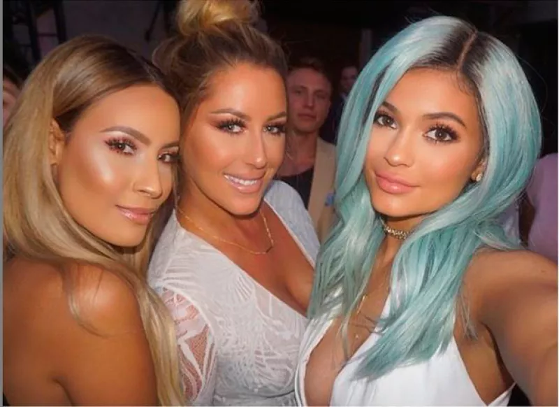 Aunque la hermana de Kim Kardashian ya había lucido su pelo en llamativos colores anteriormente, ayer sorprendió en un evento de belleza ayer lucieéndolo en un color celeste.