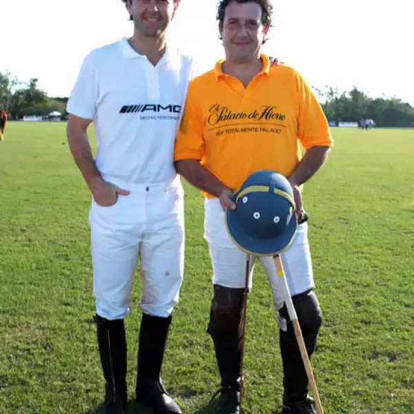 Alejandro Gómez de Parada  con su hermano Miguel Gómez de Parada en el Festival Arte Careyes