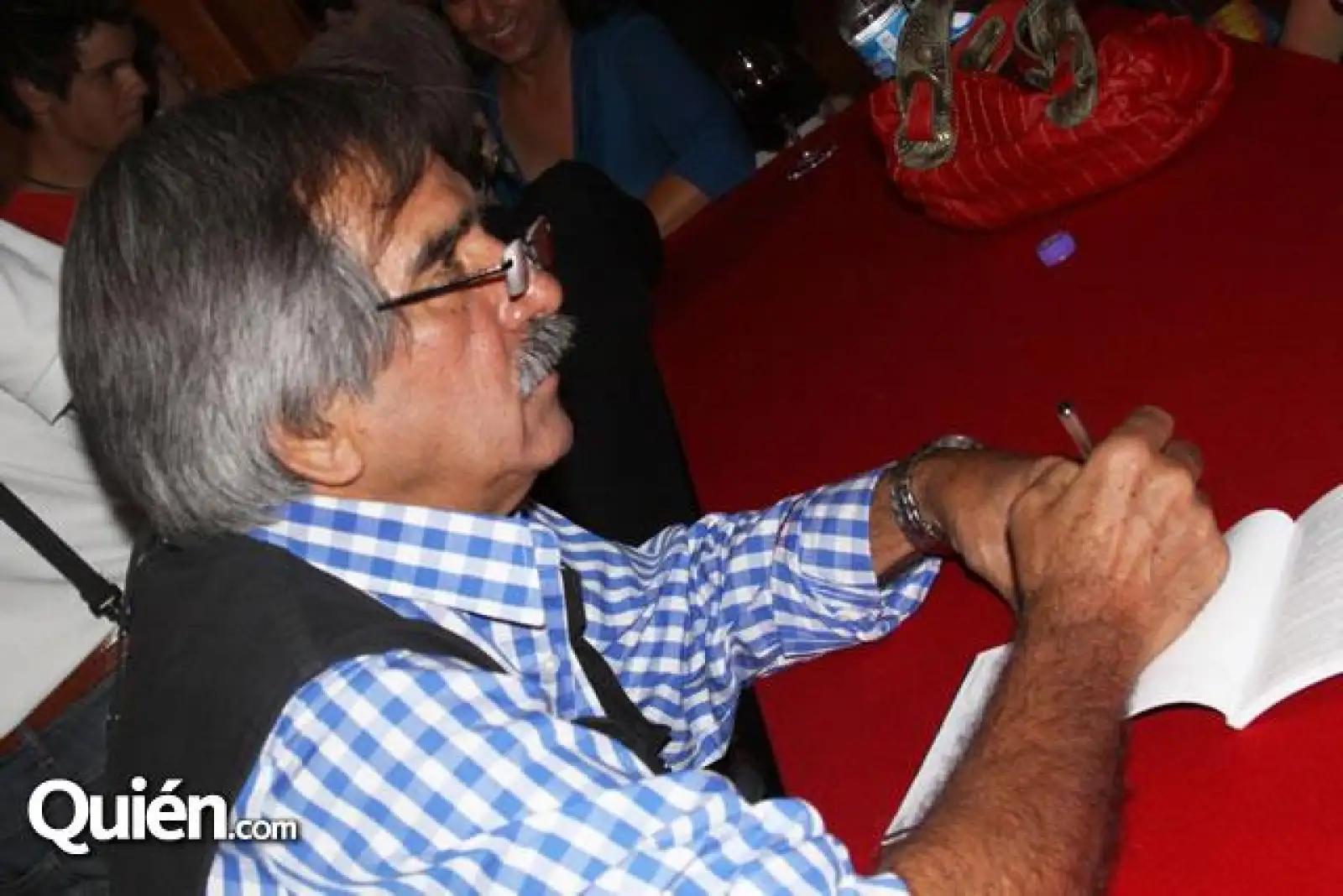 Luis Montes de Oca presenta libro