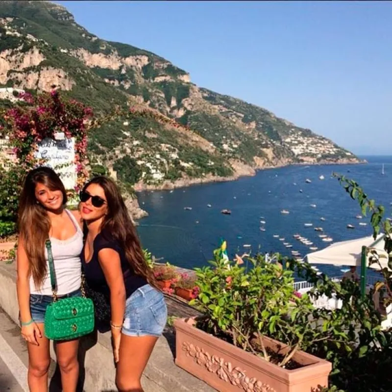 Tras su derrota ante Alemania, el futbolista argentino viajó a Capri en compañía de su familia y un grupo de amigos.