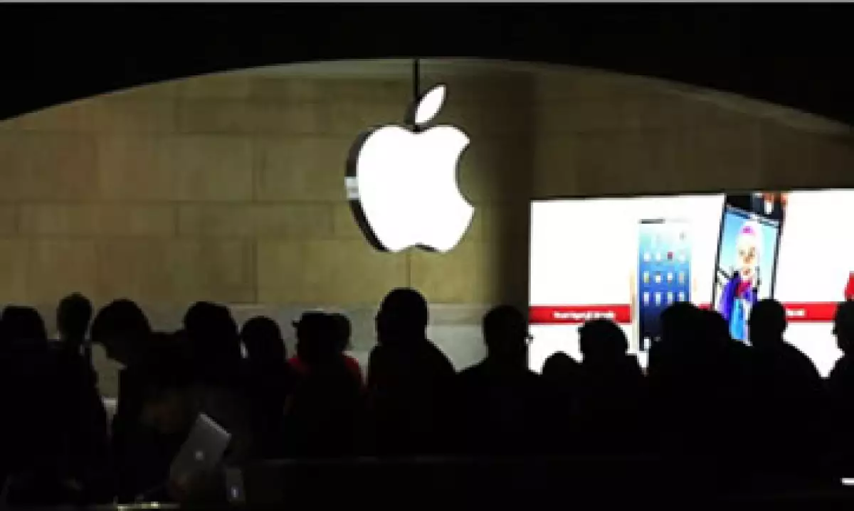 Recientemente, Apple negó que desarrollara una versión más barata del iPhone. (Foto: Cortesía CNNMoney)