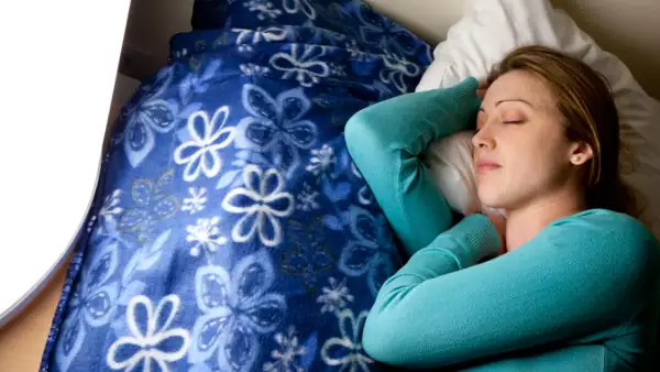 Un purificador de aire junto a tu cama te ayuda a dormir más segura.