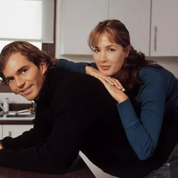 Martha Cristiana Merino y Raúl Martínez Ostos han estado casados desde el 17 de junio de 2000. Ambos tienen dos hijos, Lucas y Mateo, con los que viven en la ciudad de México al igual que con los hijos de la actriz Beto y Aarón.