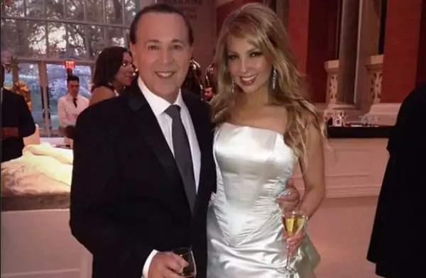 Thalía y Tommy durante un brindis en la Met Gala en Nueva York.