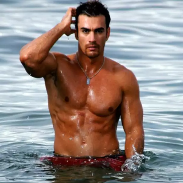 El guapísimo actor, que además es modelo, es el menor de cuatro hermanos.