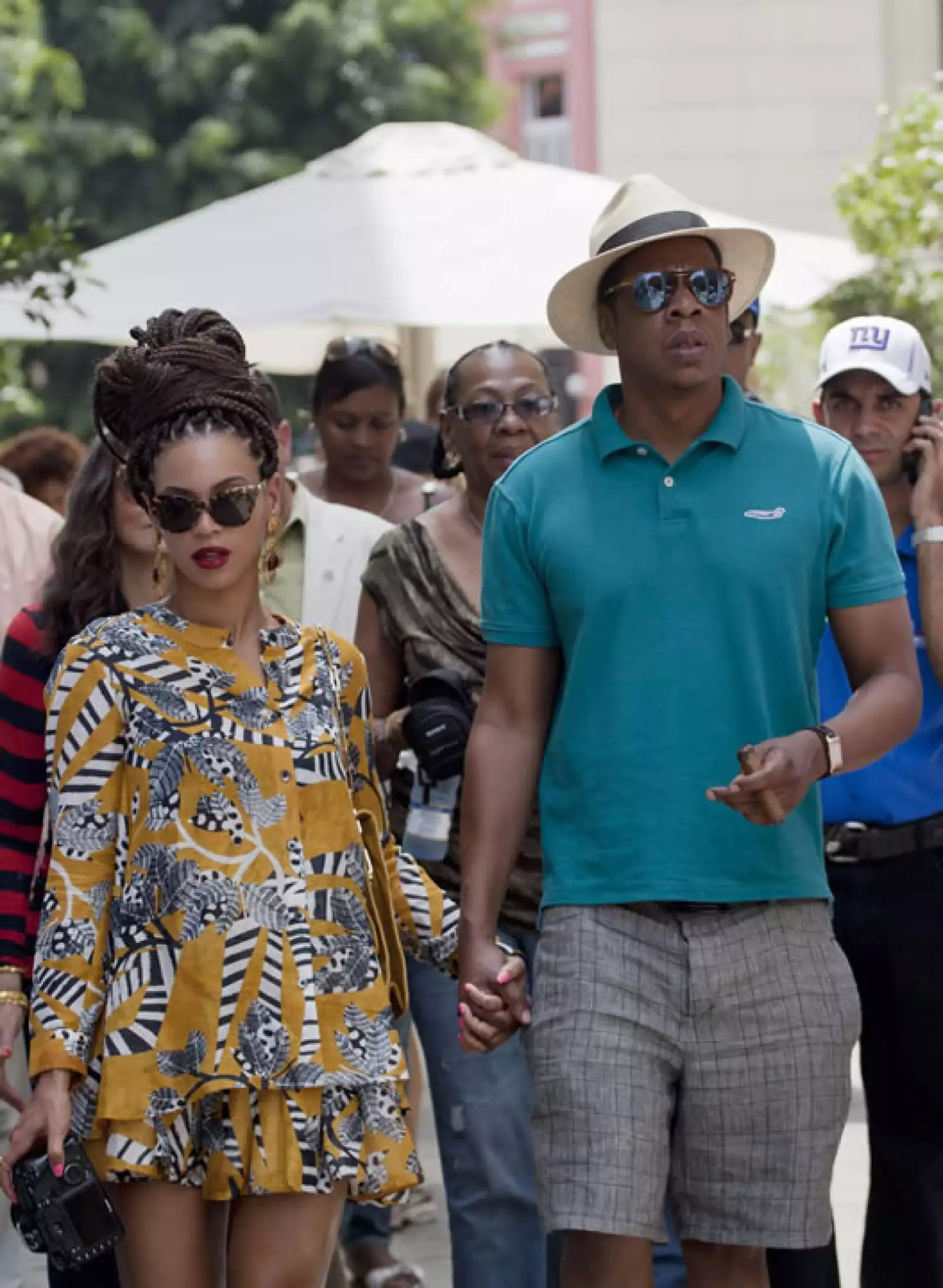 Al parecer sus guardaespaldas llamaban mucho la atención aunque ellos trataran de pasear lo más normal posible.