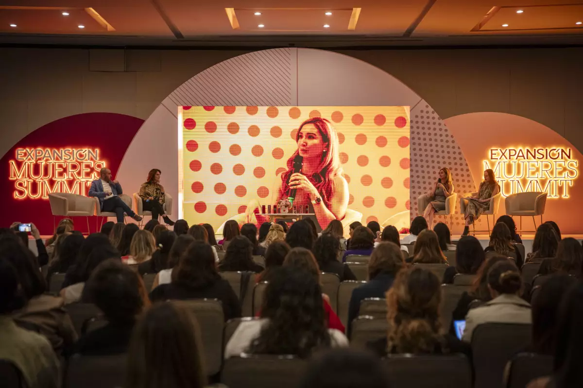 Mujeres T-MEC Summit Expansion.JPG