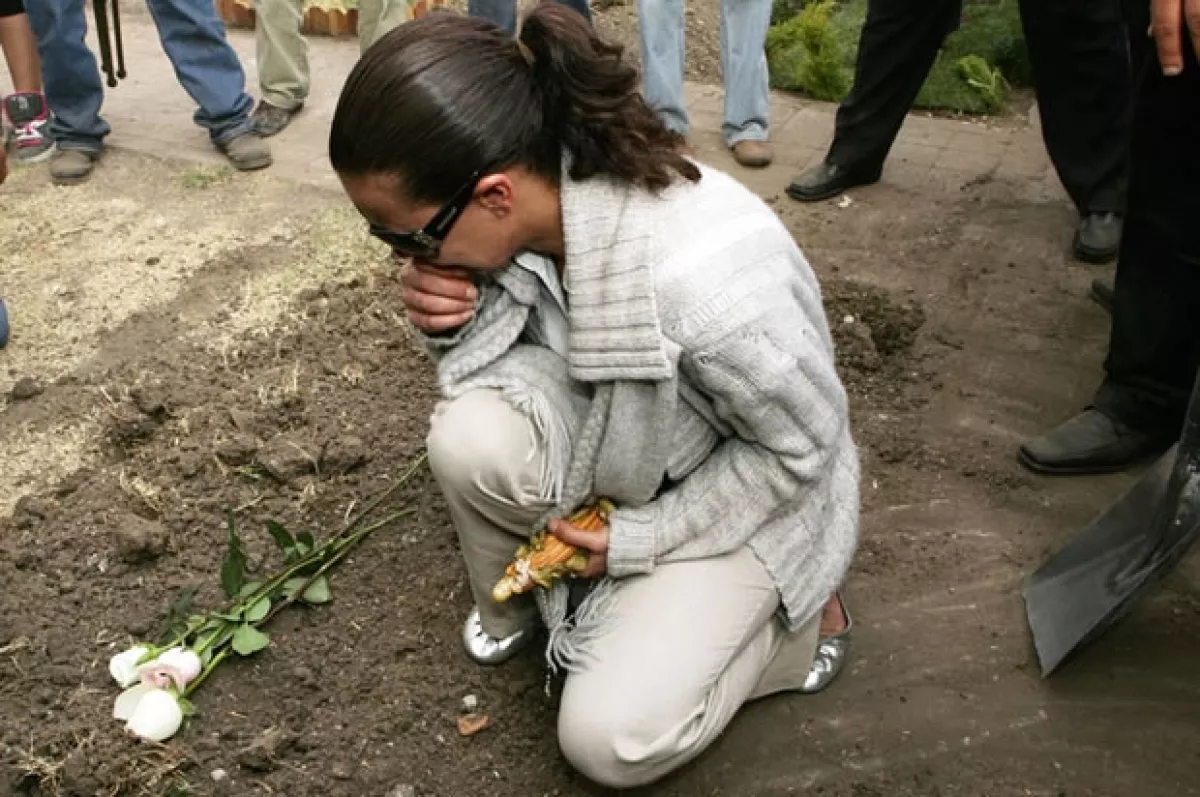 La pequeña fue despedida por su madre con dos rosas blancas y una rosa.