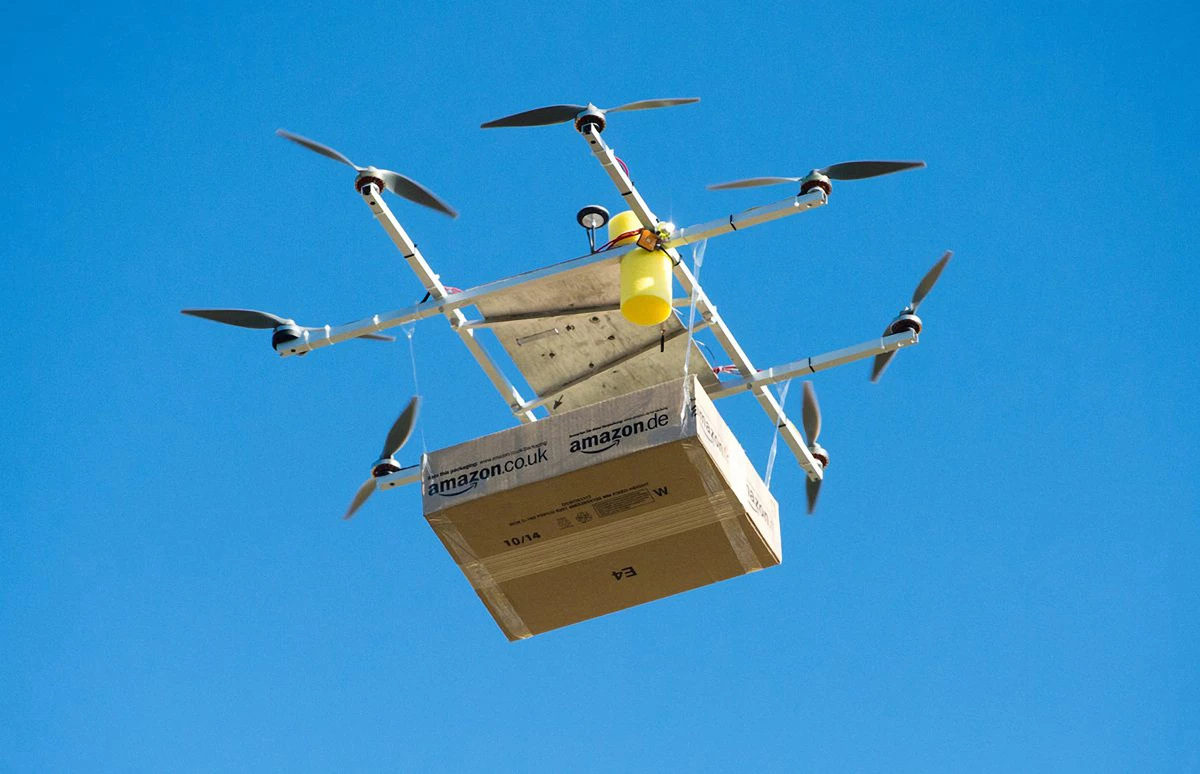 Empresas como Amazon piensan hacer entregas mediante drones.