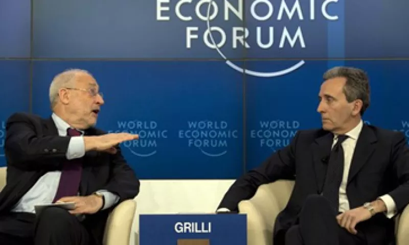 Joseph Stiglitz (izquierda) participó en el Foro de Davos junto al ministro italiano de Economía, Vittorio Grilli. (Foto: Reuters)