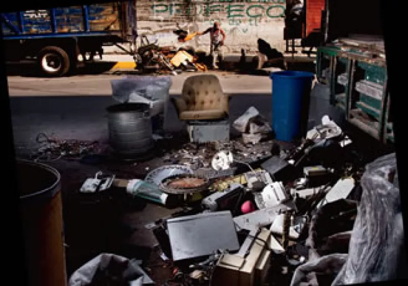 El reciclaje de basura electrónica que se realiza en colonias al oriente de la Ciudad de México, no está regulado. (Foto: Mondaphoto)