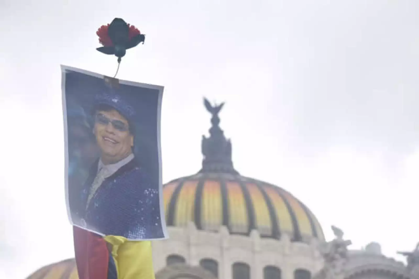 Afuera de Bellas Artes por el homenaje a Juan Gabriel.