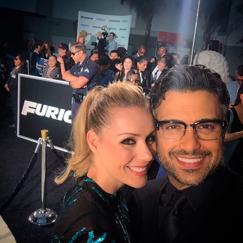 El actor por su parte publicó una selfie con su esposa en su paso por la red carpet de Fast & Furious.