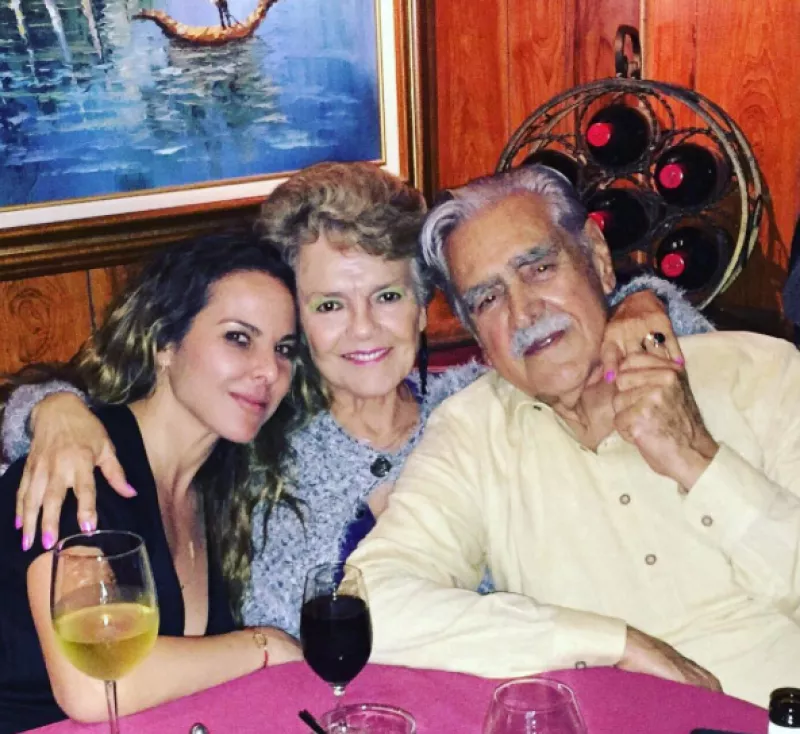 La actriz compartió esta foto junto a sus papás.