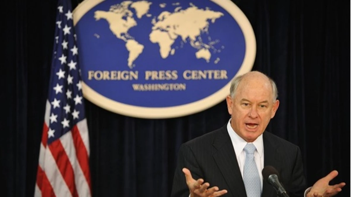 Philip Crowley renuncio como portavoz de Hillary Clinton